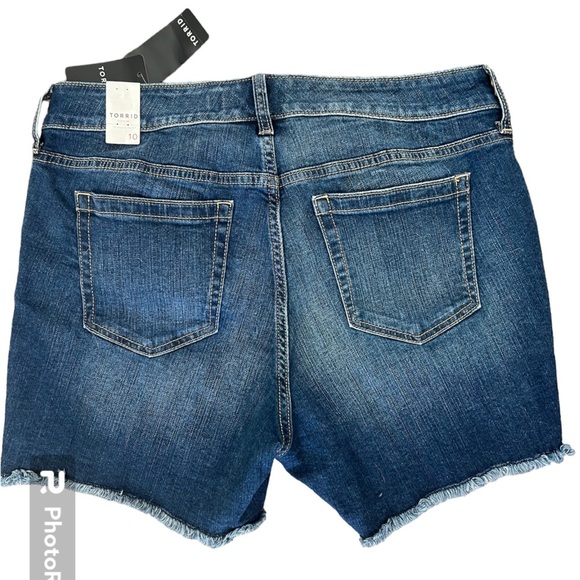 NWT TORRID Mid-Rise Boondock Denim Shorts - Picture 2 of 6